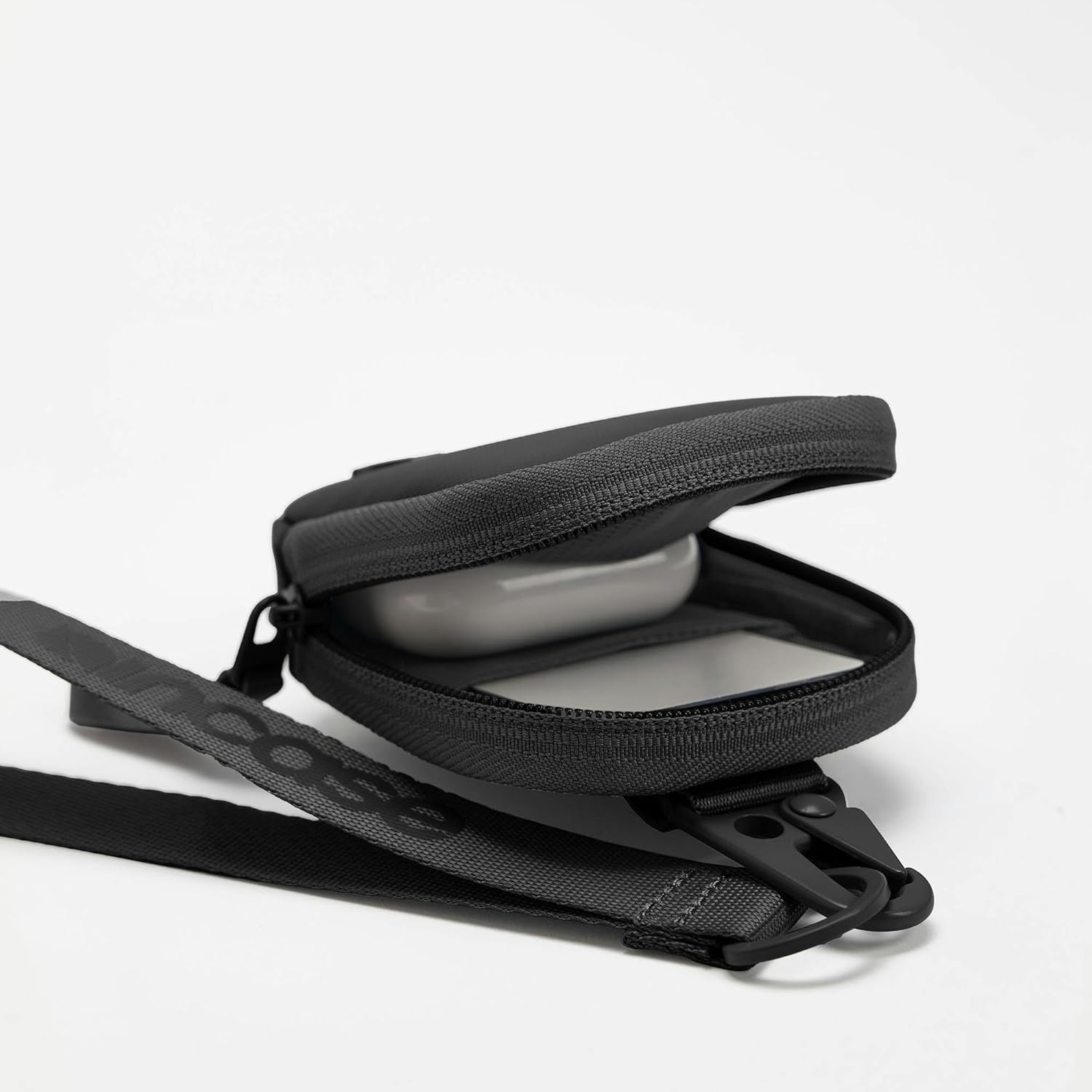 INCASE A.R.C. Compact Pouch with ReSpun 100% Recycled Polyester - Black