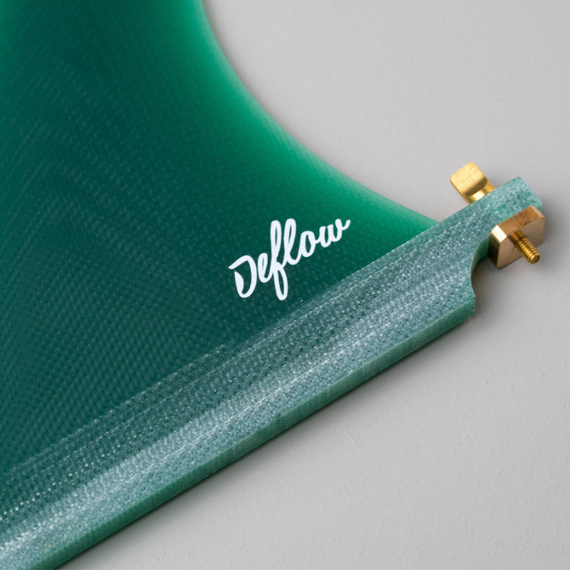 Close-up of Deflow CREAM 7.5-inch single fin with logo and brass screw detail.